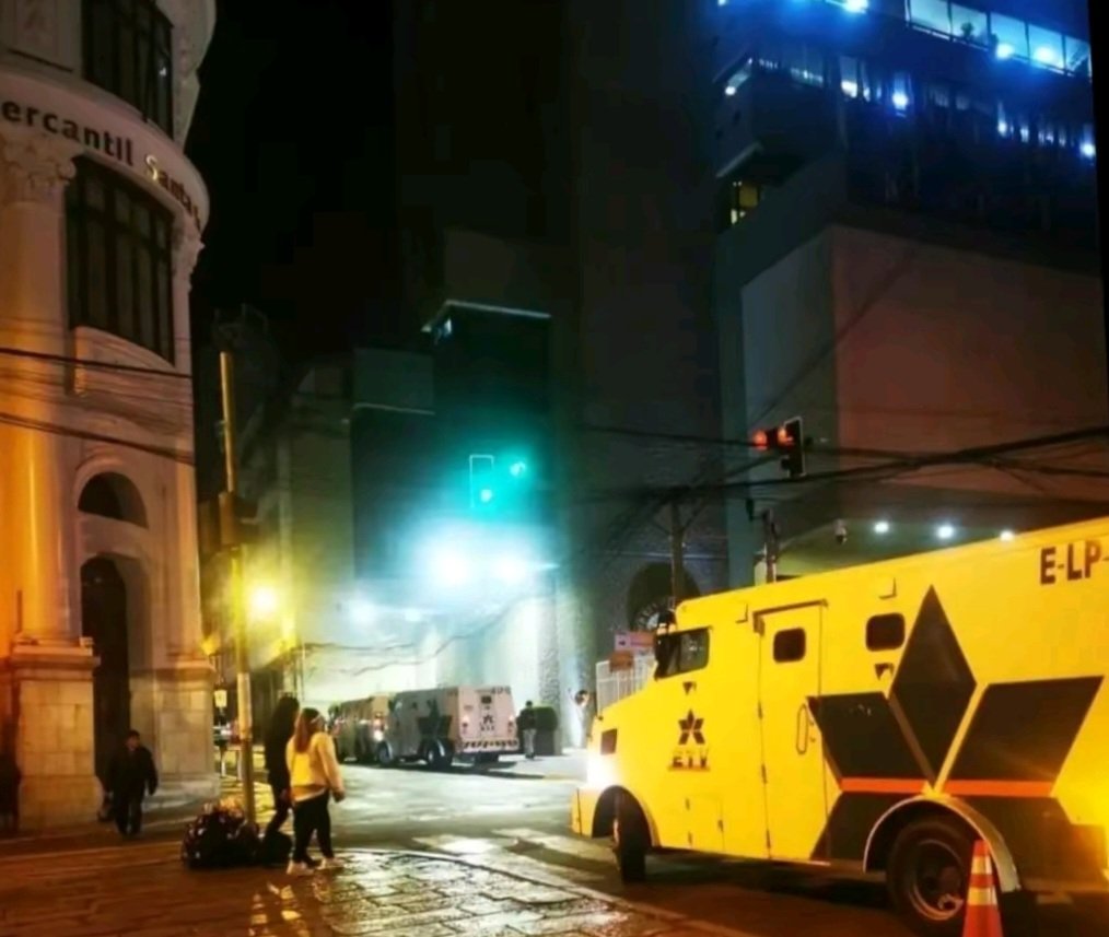Movimientos extraños se registran a estas horas en el Banco Central de Bolivia... ahora viene un desfalco después de un falso golpe?