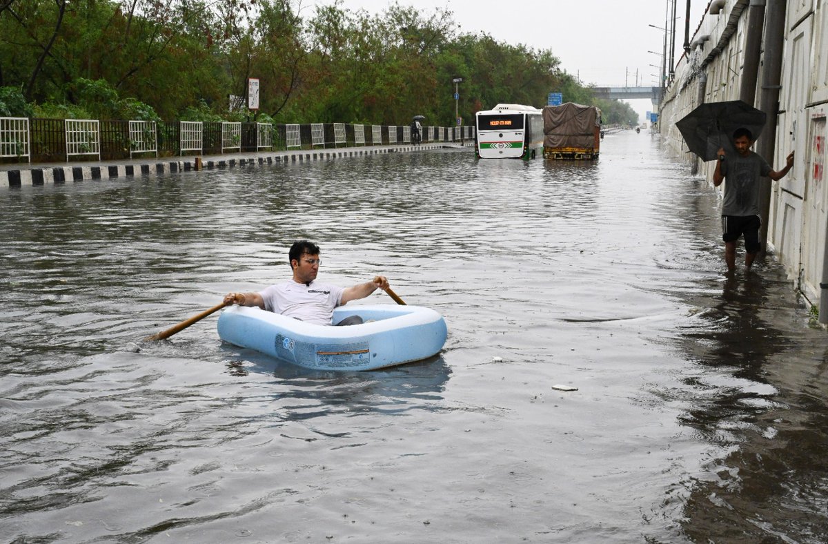 htTweets's tweet image. #InPics | #BJP councillor Ravinder Singh Negi was seen rowing an inflatable boat due to severe #waterlogging in the national capital 

[📸: Ajay Aggarwal/HT]

Track more updates from the #DelhiRains here: hindustantimes.com/cities/delhi-n…