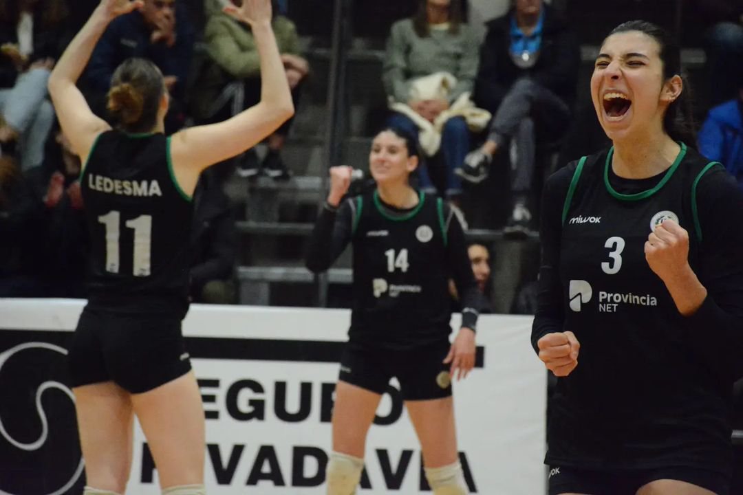 TRIUNFAZO EN UNO DE LAS GUAPAS 🇳🇬🏐

Las Guapas dieron vuelta el partido y se lo llevaron en tie break por 3-2 (25-17, 25-20, 23-25, 22-25, 14-16) 

Punteras de la zona B de la Copa Metropolitana. 

¡Vamos las Guapas! 

#VamosBanco #MiClub