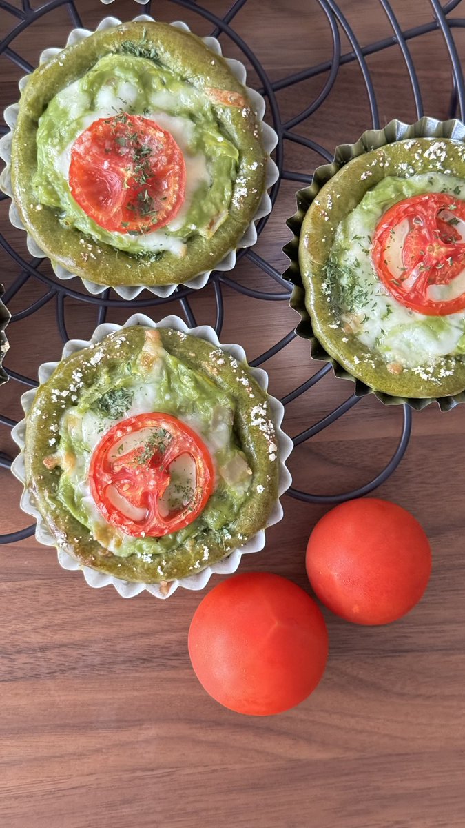 明日葉パウダーを使った、グラタンパン焼きました！
ランチにオススメなパン。
明日葉はスーパーフードとも言える栄養価の高い野菜です。
トマトをのせて、さらに栄養たっぷり😋
パウダーにすると、明日葉の苦味は無く、抹茶みたいな感覚で使えそうです。
パンで大切さな栄養をとれたらいいですよね❣️