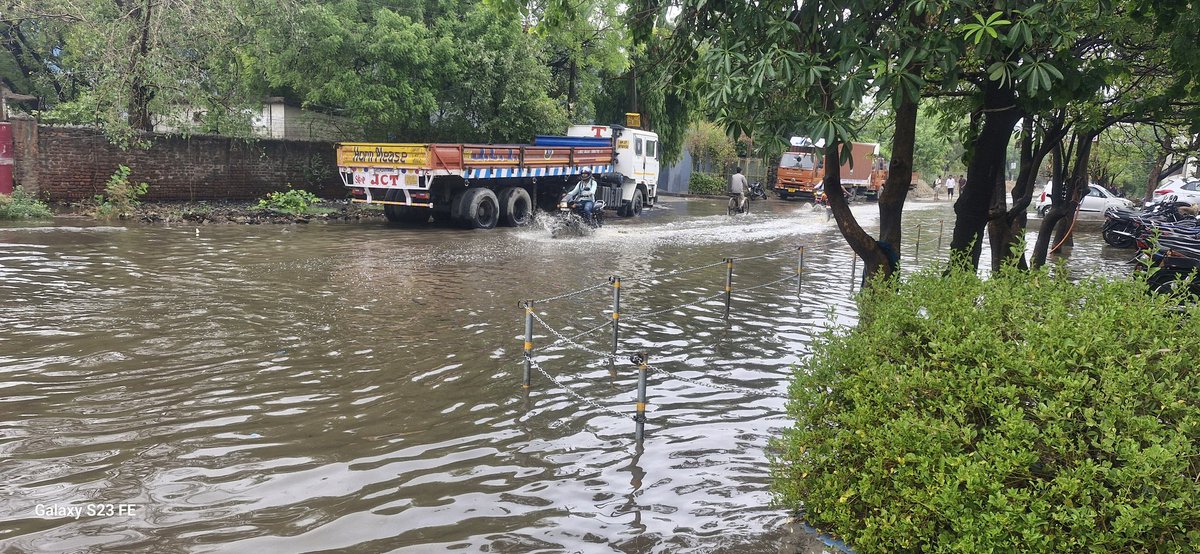 samipyachand's tweet photo. @ABPNews @ZeeNews @BBCHindi 
नगर निगम और माननीय महापौर बस आज का ही इन्तेज़ार कर रहे थे, कि कब सब डूब जाए. 
पिछले 1 वर्षों से चिल्ला चिल्ला के थक गया,  कि ध्यान दे दो, लेकिन कोई नहिं सुनेगा.
किस तरीके से सुनाया जाए कि कान पर जू रेंग ले.
@yadavakhilesh https://t.co/X652zJvwvc