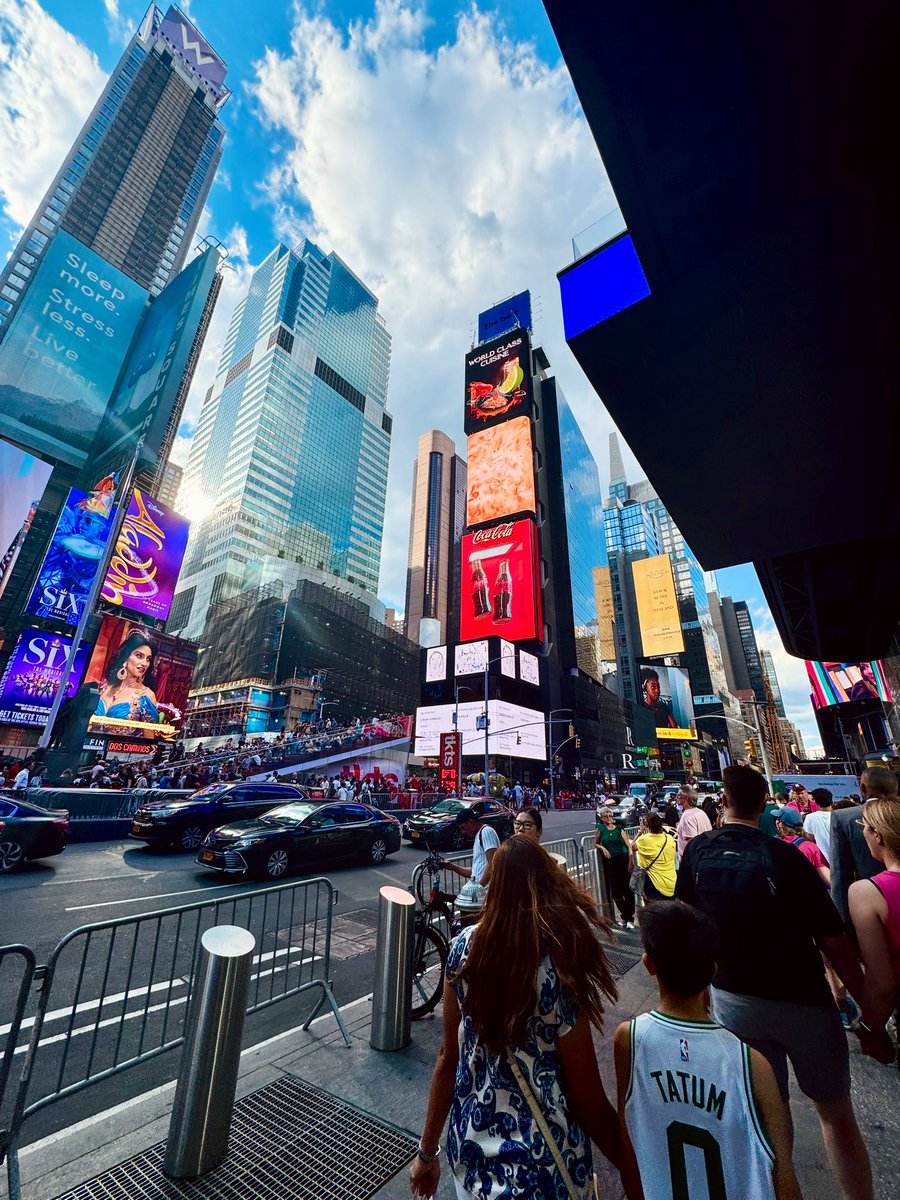 RedPandaSoarin's tweet image. New York, I am inside you