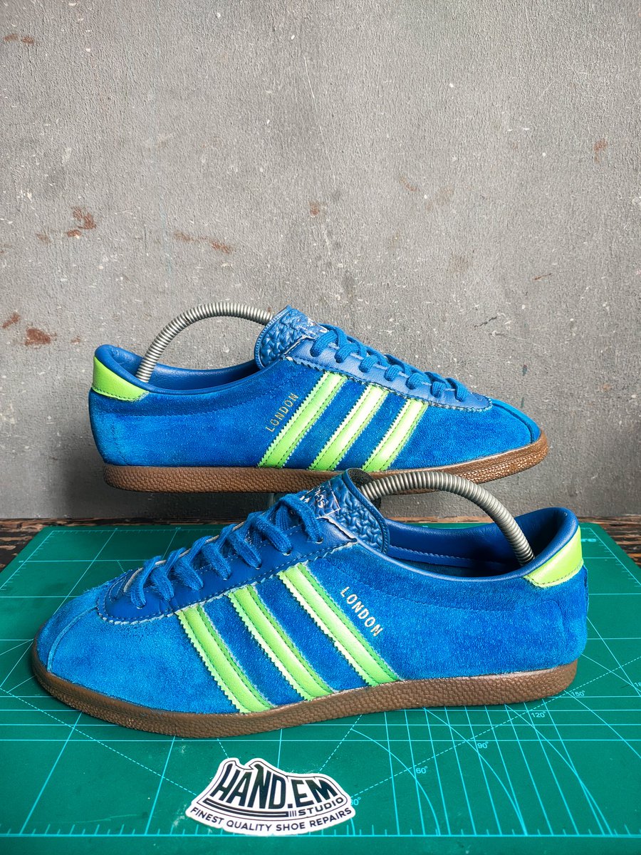 Hand_emStudio's tweet photo. Looking much better after a deep clean and redye
Back to being one of the best looking kicks ✨
.
.
.
.
#adidas #adiporn #adidasoriginals #adidasaddict #3stripes #3stripesstyle #trifoil #clobber #resoles #swapsole #reglues #redying https://t.co/UaMP71OzUl