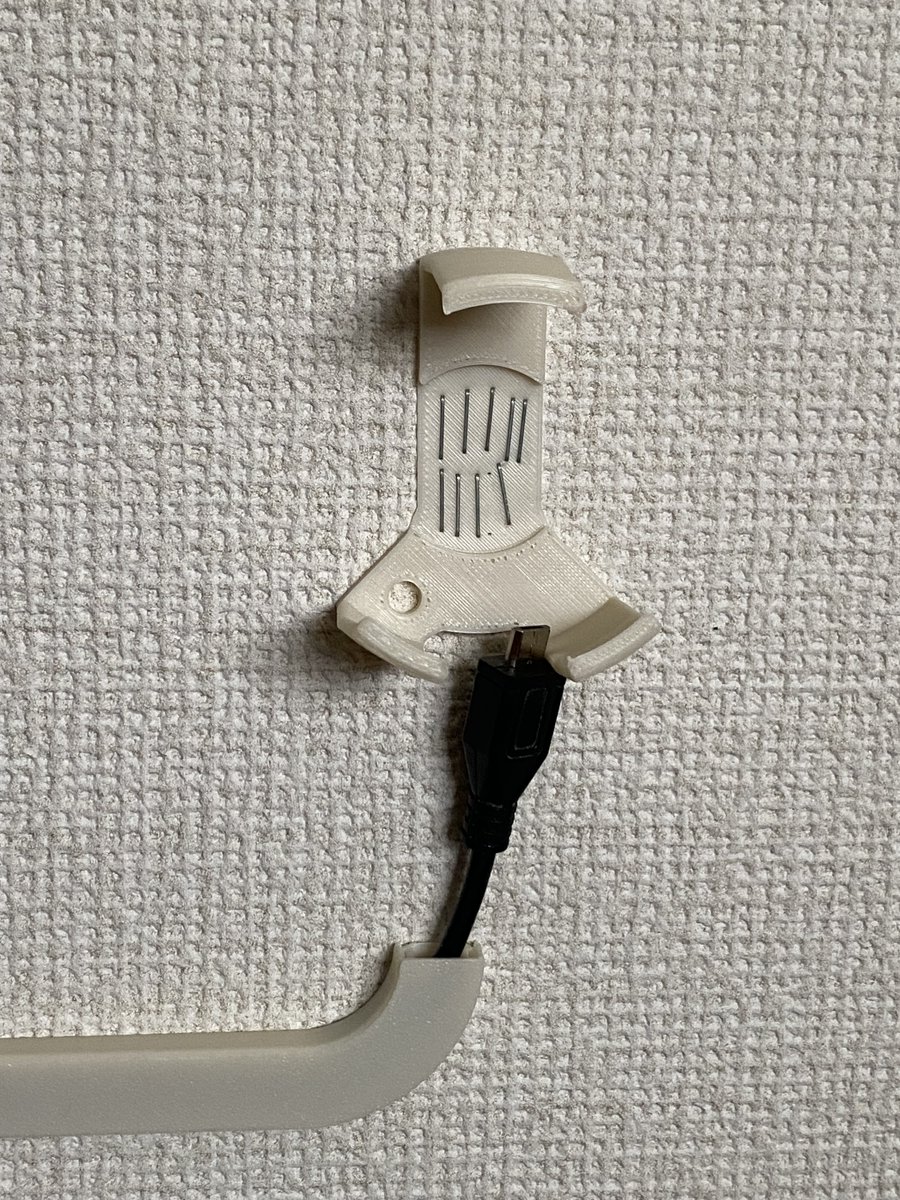 nkitani's tweet image. 3Dプリンターでスマート家電コントローラ(ラトックシステム RS-WFIREX3)の壁掛けホルダーと配線モールを作りました。市販のモールでL字に配線するよりもケーブルの存在感が薄れるかな〜?って思ってクネクネさせてアートっぽくしてみた。壁面固定はASAフィラメント0.4mm厚の底面をホッチキスで。
