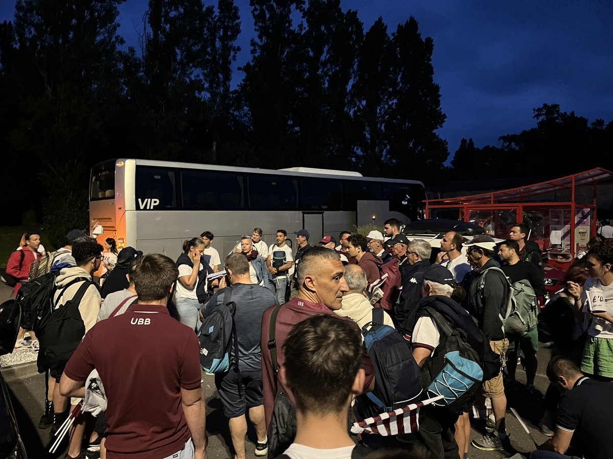 ici_gironde's tweet photo. 🏉 Alors que le soleil se lève, les supporters de l’@UBBrugby s’apprêtent à quitter Bordeaux pour rejoindre Marseille et la finale du Top 14 ! Tous rêvent de revenir avec le Brennus ! https://t.co/o3FaKgZbHF