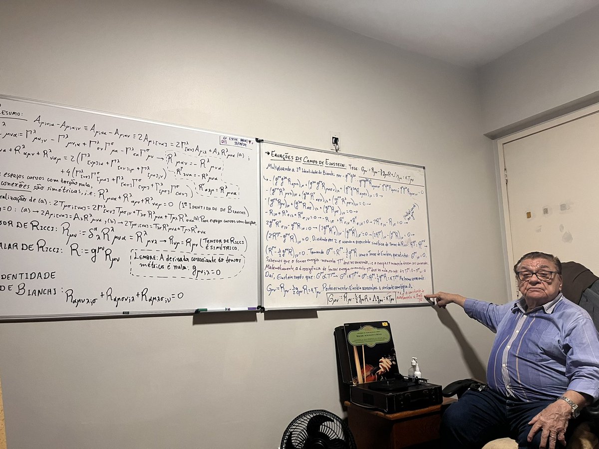 Rescovery_'s tweet image. Meu pai ficou muito feliz com a repercussão desse estudo e pediu pra eu tirar uma foto dele ao lado do quadro de hoje, no qual demonstramos as equações de campo de Einstein 😅