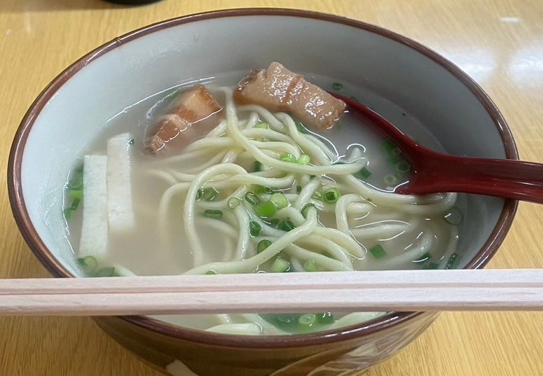 rightthing_todo's tweet photo. 石垣島　明石食堂
八重山そば、ソーキそば、ジューシー
初訪店　昼30分待ち
人気店なので、ハードルあがってましたが、ちょっとビビるくらい旨い❗️
出汁が深い味わいでプルプルのソーキ

大満足で、ご馳走さまでした。

#石垣島　#八重山そば　#明石食堂　#蕎麦　#路麺 https://t.co/NmVHOVj2I1