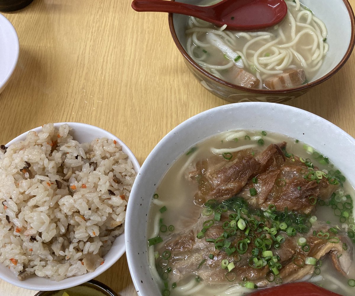 rightthing_todo's tweet photo. 石垣島　明石食堂
八重山そば、ソーキそば、ジューシー
初訪店　昼30分待ち
人気店なので、ハードルあがってましたが、ちょっとビビるくらい旨い❗️
出汁が深い味わいでプルプルのソーキ

大満足で、ご馳走さまでした。

#石垣島　#八重山そば　#明石食堂　#蕎麦　#路麺 https://t.co/NmVHOVj2I1