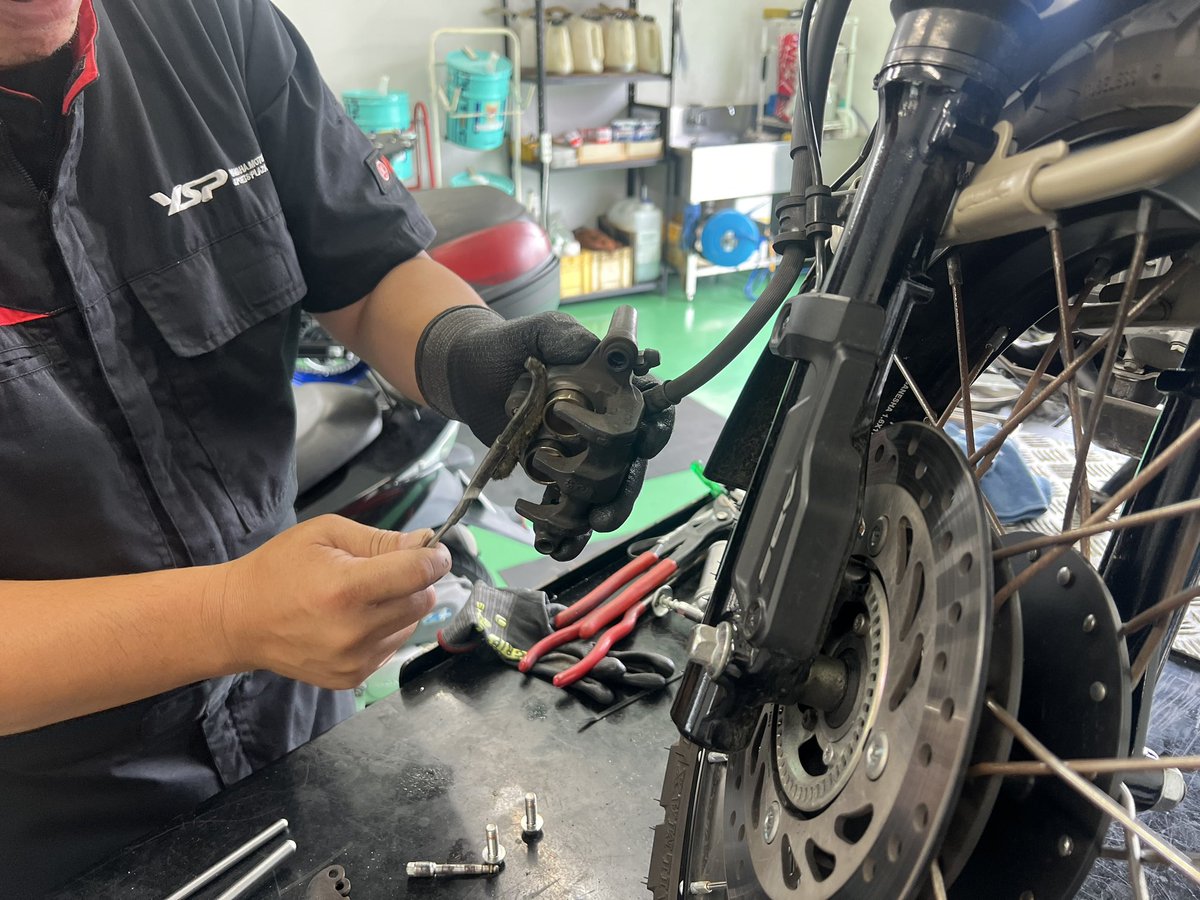 mikiton_k's tweet image. ハンターカブを卸してから３年経つので、ブレーキまわりをバラして整備してもらってます(*^^*)
#YSP愛媛
#COLOR1
#CT125