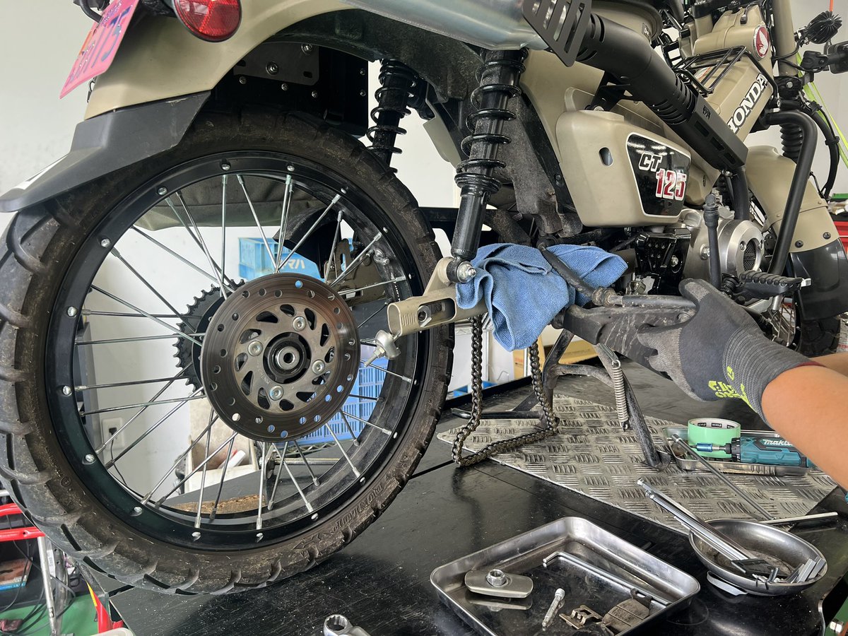 mikiton_k's tweet image. ハンターカブを卸してから３年経つので、ブレーキまわりをバラして整備してもらってます(*^^*)
#YSP愛媛
#COLOR1
#CT125