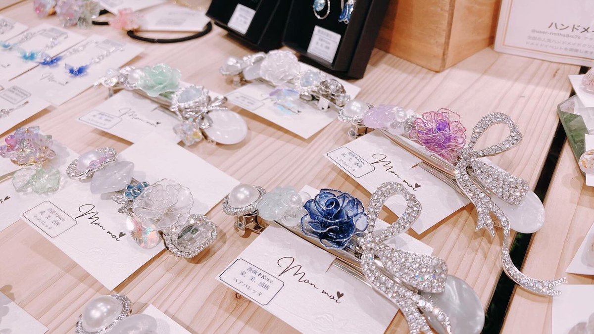 HMG_WP's tweet photo. 🌹#ハンドメイドガーデンズ 🌹
#サンシャインシティ池袋 #アルパ 1F

#Monmoi
人気のディップアートアクセサリーが再入荷致しました✨
華やかでエレガントなデザイン🥀
薔薇やネモフィラモチーフなど🎶

#ハンドメイド #hmg_cm
#handmade #accessories #kawaii
#souvenir #japan
#ikebukuro #sunshine https://t.co/97UN5jodsv