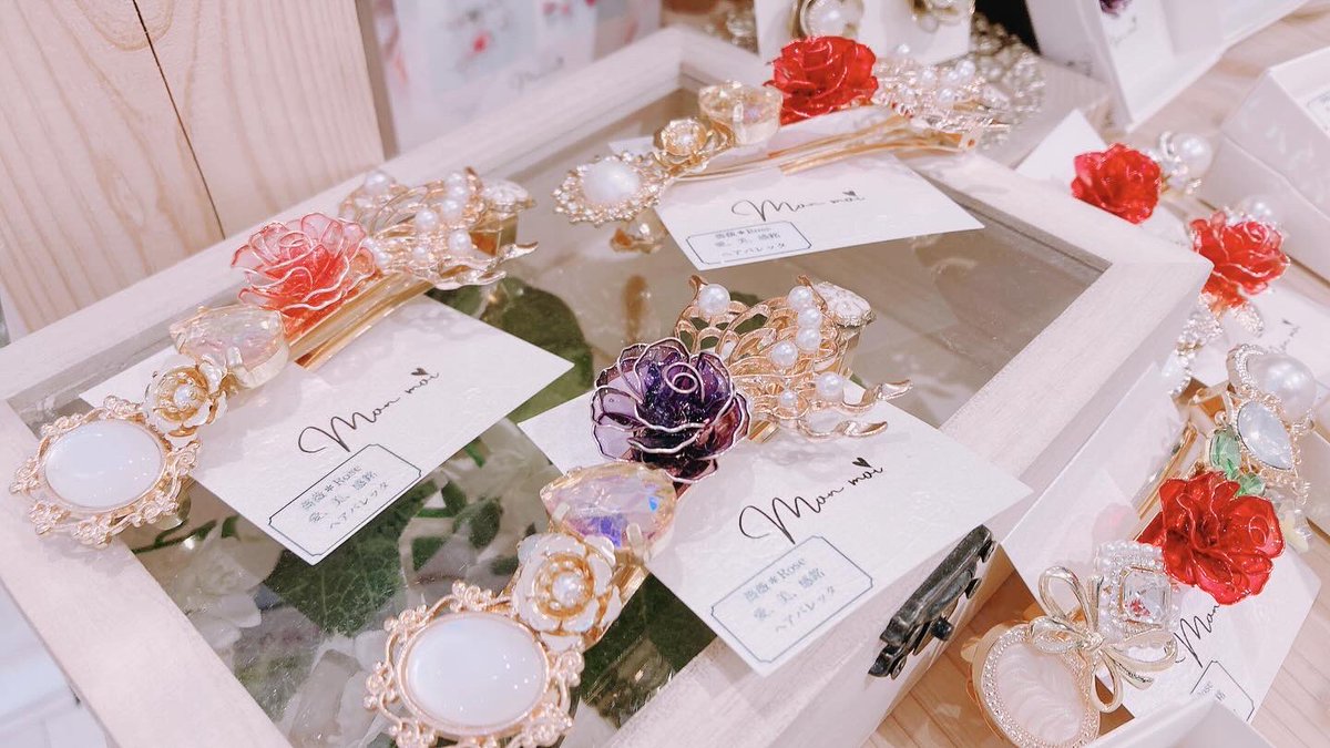 HMG_WP's tweet photo. 🌹#ハンドメイドガーデンズ 🌹
#サンシャインシティ池袋 #アルパ 1F

#Monmoi
人気のディップアートアクセサリーが再入荷致しました✨
華やかでエレガントなデザイン🥀
薔薇やネモフィラモチーフなど🎶

#ハンドメイド #hmg_cm
#handmade #accessories #kawaii
#souvenir #japan
#ikebukuro #sunshine https://t.co/97UN5jodsv