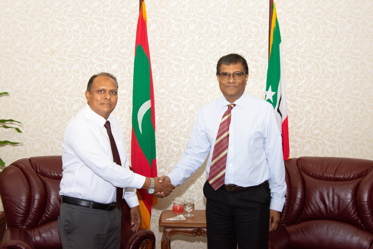 ދިވެހިރާއްޖޭގެ އުއްތަމަ ފަނޑިޔާރު އަލްއުސްތާޛު އަޙްމަދު މުޢުތަޞިމް ޢަދުނާންއާއި، ބައްދަލުވުމަކީ ލިބުން ވަރަށް ބޮޑު އުފަލެއް، މިބައްދަލުވުމުގައި ޝަރުޢީ ދާއިރާއަށް ކުރިމަތި ވެފައިވާ ގޮންޖެހުންތަކާއި، އަދި ޝަރުޢީ ދާއިރާގެ ކުރިމަގާއި ގުޅޭ ގޮތުން މަޝްވަރާ ކުރެވުނު! <a href="/SCMaldives/">Supreme Court of the Maldives</a>