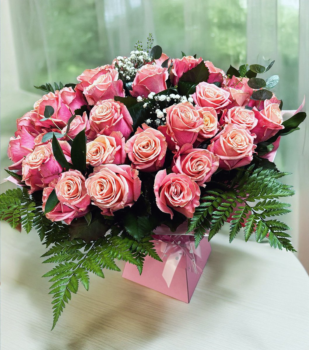 blossomflorists's tweet photo. Pink roses symbolise admiration, happiness, and love. This 40 pink roses bouquet was delivered to a lucky person in Witham. #pinkroses #flowers #essexflowers https://t.co/gnxs5VXL07