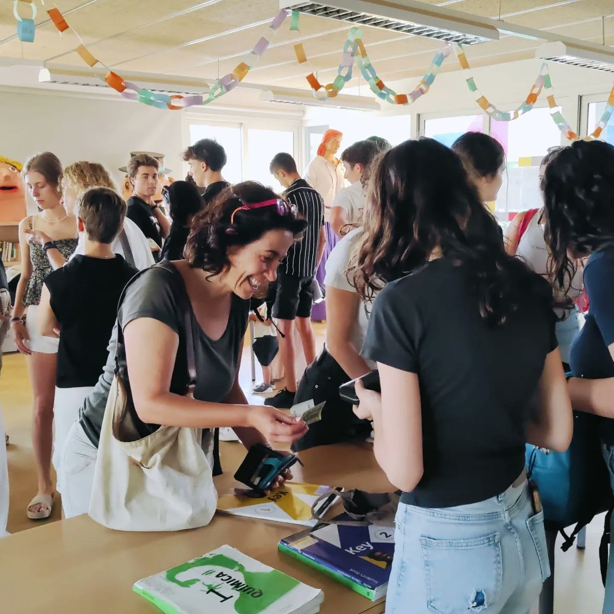 inslaplana's tweet photo. Ahir l'alumnat de batxillerat va poder vendre els llibres que ha utilitzat al darrer curs en el mercat del llibre de text de segona mà que es va organitzar a la biblioteca del centre.
#reutilitzem #BatxilleratLaPlana https://t.co/qtBx8VDEBi