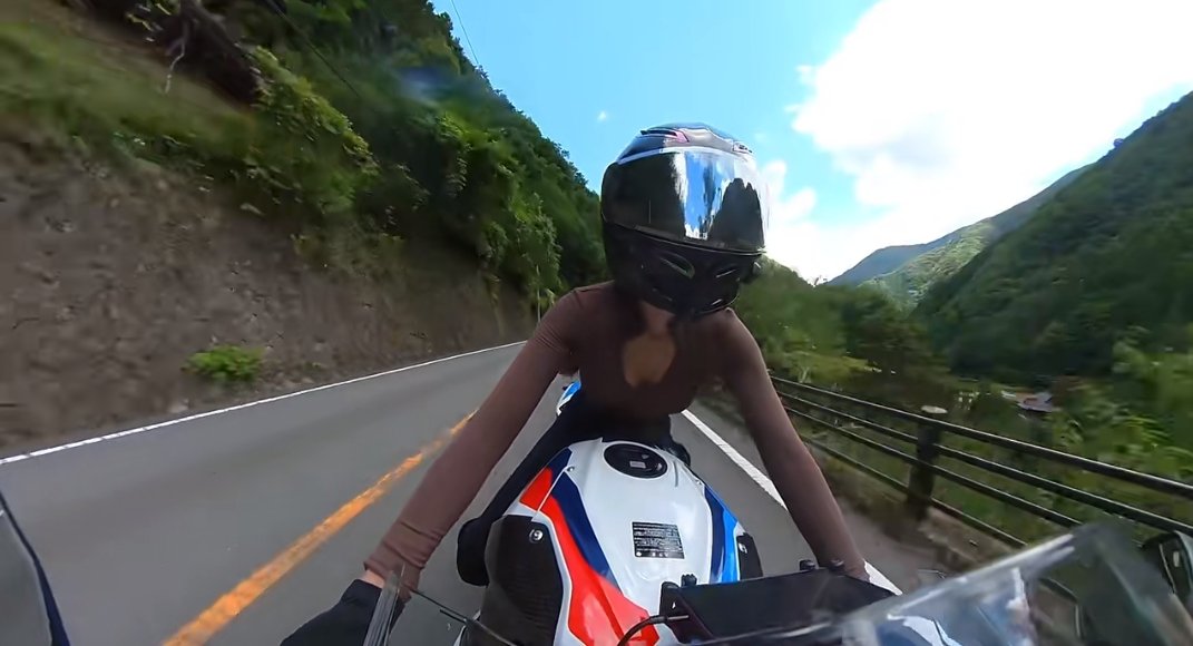 😂😂😂
#飆車太快風速吹的我奶疼😂
#誰來抱著我用手遮住別被風佔便宜了
😣😣😣
快點告訴我你的位置我去載你哦
轉推☞告訴我