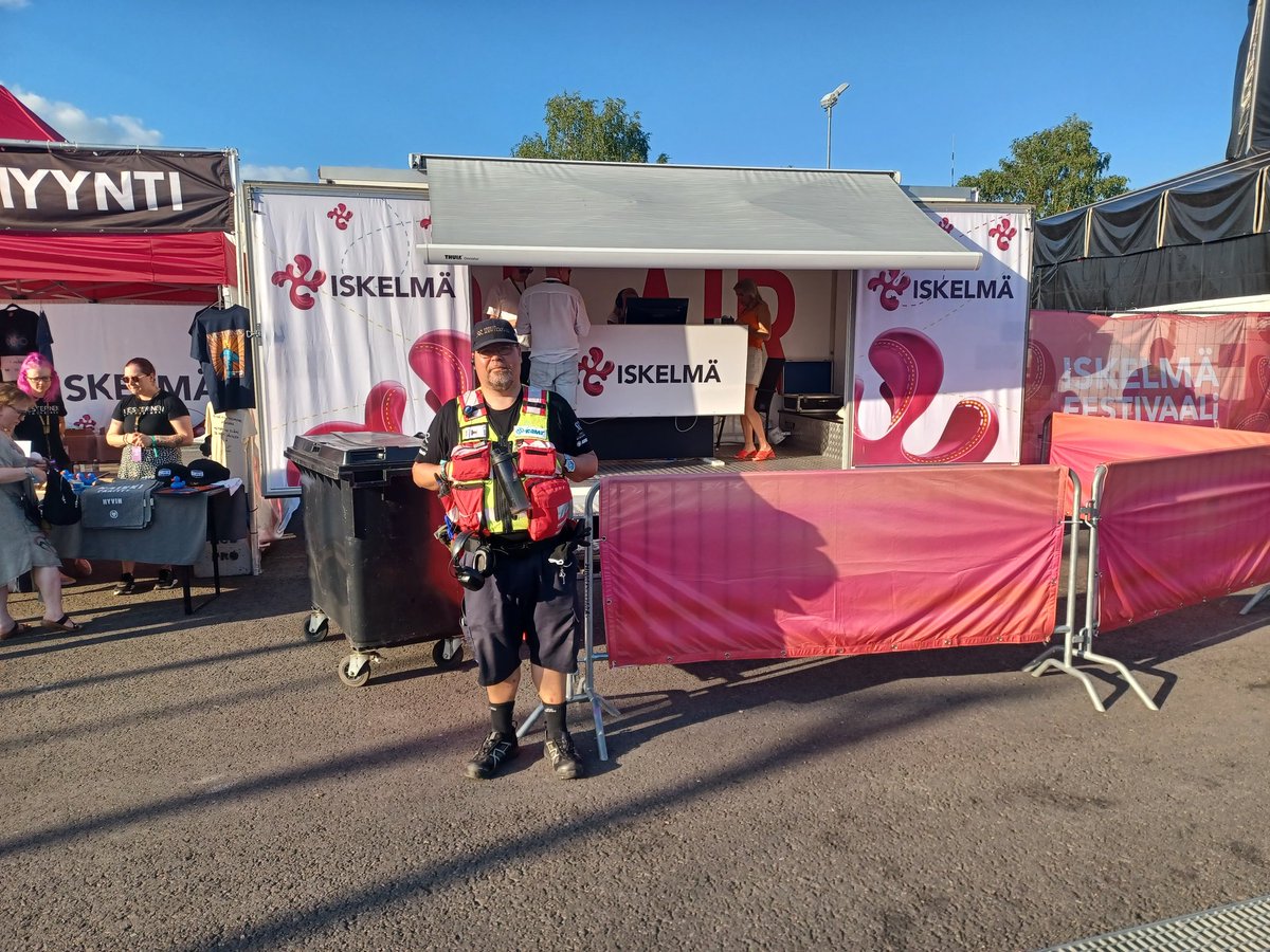 antti_sjoblom's tweet photo. Tänään Iskelmäfestari päivä 2 (plus etkot) mutta onneksi on hyviä ammattilaisia kaverina mm. #Aican ja #RRMT sekä legendaarinen PetteriK. https://t.co/RJu0qphQMJ