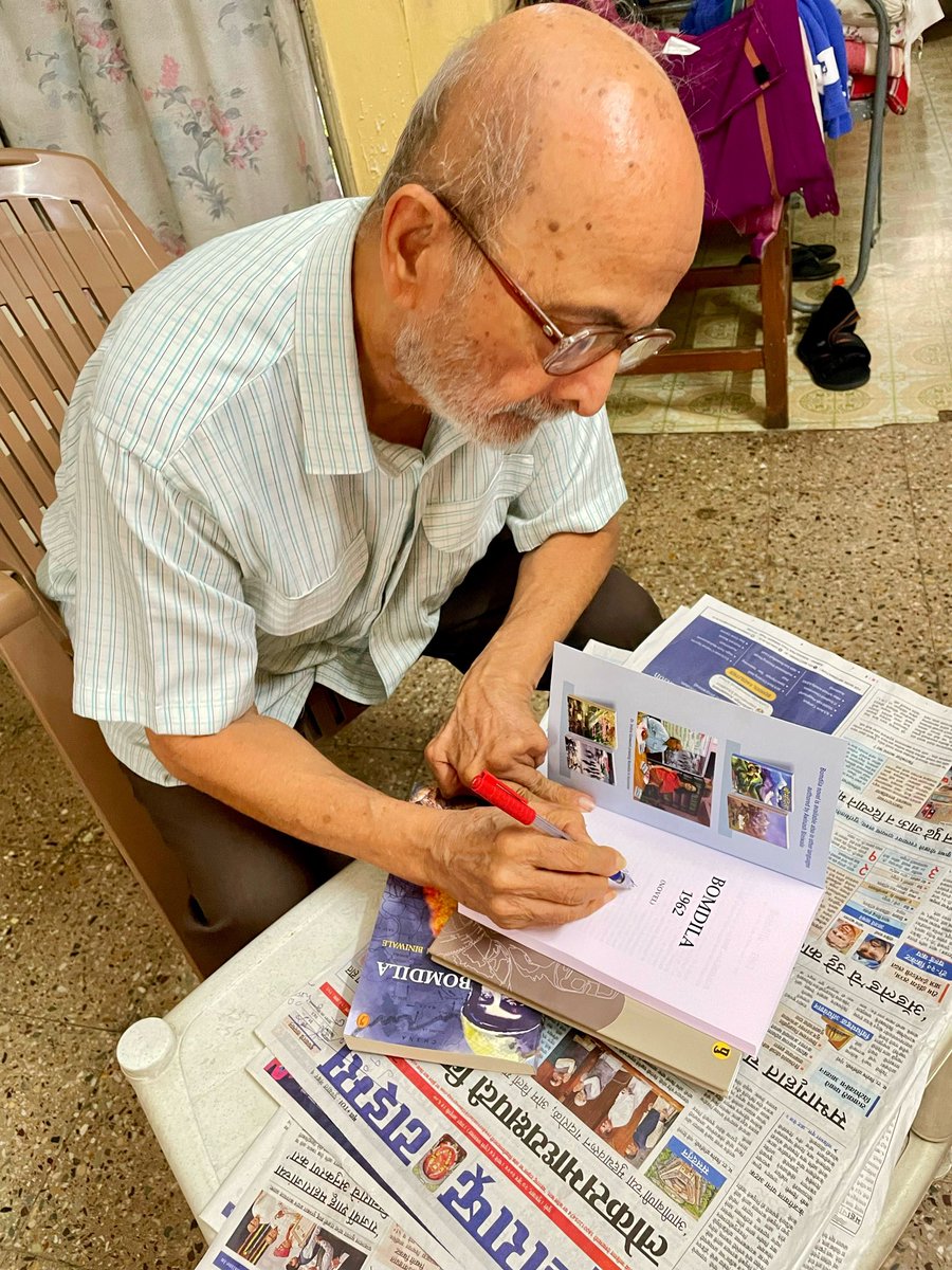 Imjyoti5's tweet photo. An absolute delight and privilege to be presenting #Chaubatiya to #DrAwinashBiniwale Sir and receiving his signed #AuthorCopy of #Bomdila
#HindiSahityaAkademi #JeewanGaurav #English #Hindi #Marathi
#DrShivchandraJha #Angiras #Angika
#LetsInspireBihar #VikasVaibhavIPS https://t.co/LACuEmzXGr