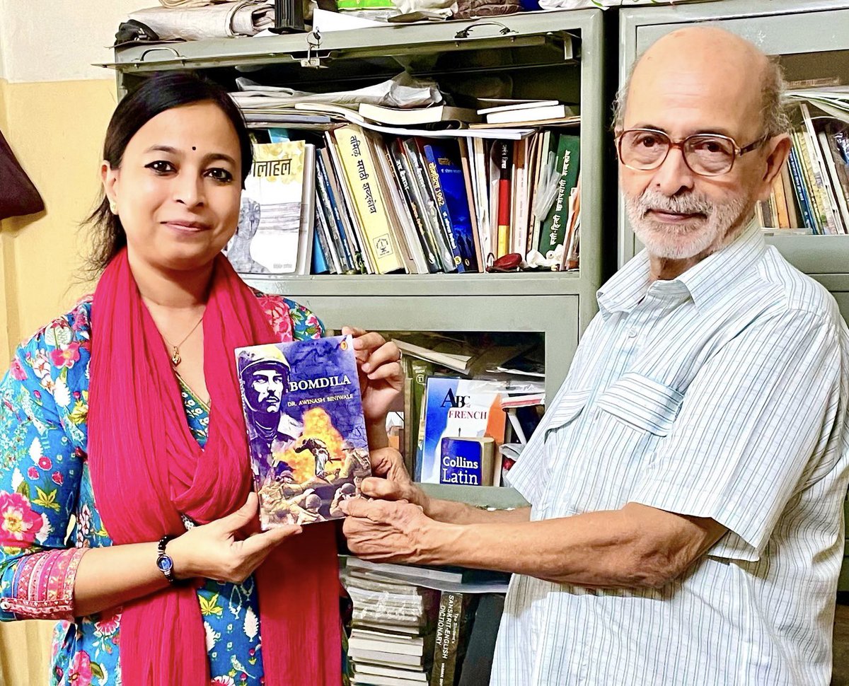 Imjyoti5's tweet photo. An absolute delight and privilege to be presenting #Chaubatiya to #DrAwinashBiniwale Sir and receiving his signed #AuthorCopy of #Bomdila
#HindiSahityaAkademi #JeewanGaurav #English #Hindi #Marathi
#DrShivchandraJha #Angiras #Angika
#LetsInspireBihar #VikasVaibhavIPS https://t.co/LACuEmzXGr