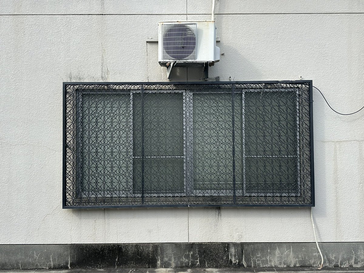 HiroTakeuchi's tweet photo. Windows and Condenser unit.
#window
#condenserunit
#窓
#室外機
#格子窓 https://t.co/B5KzPSDZOi