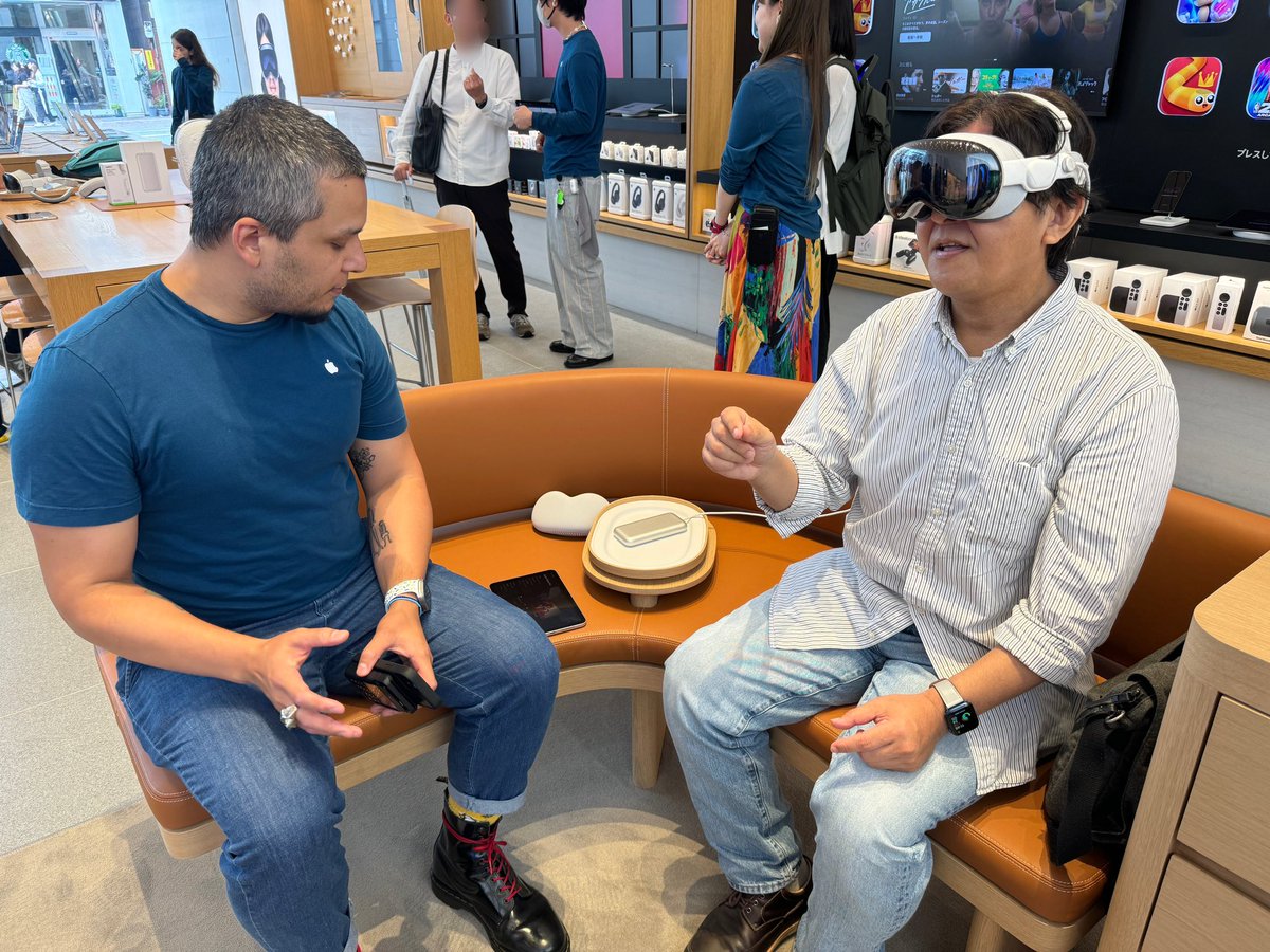 lcoffeeprincel's tweet image. #AppleVisionPro をApple福岡にて早速体験。事実、見えるものすべてが美しかった。ハンドジェスチャーも簡単。何よりも視線で選択できるのがとても心地よかった。体験は20分ほど。多くの人に体験してほしい😊これはすごい👍 そして欲しい😅 #AppleEDUchat #ade2024