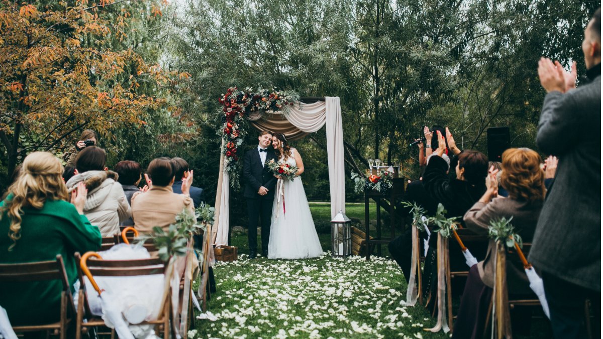 Tying the knot outdoors doesn't have to be expensive! Check out these creative (and affordable) ideas for your special day: brides.com/budget-friendl… 🎶 #WeddingTips #WeddingIdeas