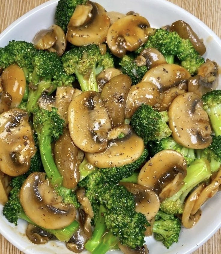 wehealthy3's tweet photo. Baked mushrooms, broccoli full protein diet with essential minerals add salt, pepper and soya sauce for taste . #vegan #healthy #food #vitmains #minerals #lifestyle #trending #nodrugs #nowar https://t.co/Fmh2agbigN