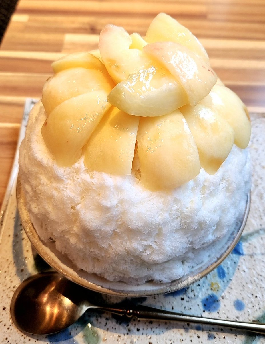 jammingbooks's tweet photo. Tokyo ShaveIce Ancredore
水道橋　ピュ��ミルクに桃

裏側はもちろん中にもたっぷりと入った桃がまた甘くて味が濃くて最高🍑✨
シンプルなミルクベースだからこそ桃の味がいきてる🤤 https://t.co/wa07pOppMv