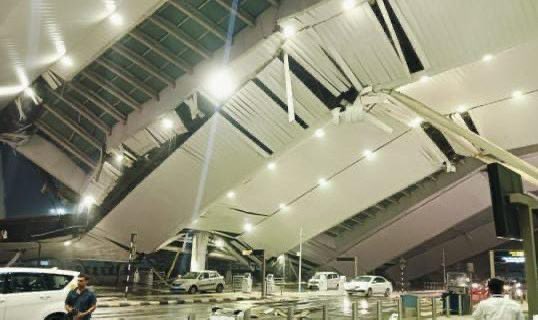 MujtabaAasif's tweet image. Roof of the newly built Delhi Airport Terminal 1 collapsed , killing 3 people and injuring few. It was inaugurated by prime minister Modi in March this year before the Model code of conduct came into effect. 
#Terminal1 #igiairport