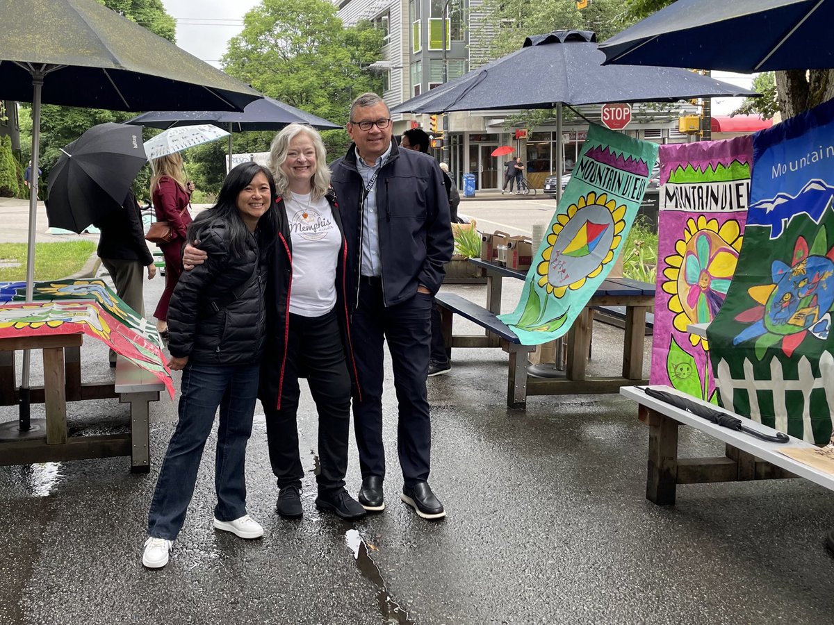 MikeKlassen's tweet photo. We celebrated the #FraserStreet community by recognizing the tireless volunteers, sponsors & community organizations that came together to produce the beautiful neighbourhood street banners seen from E 22nd to 30th Ave. Artist Tierney Milne captured the coolness of the Fraserhood in her design, and Lilli Wong & Sharole Tyler did the heavy lifting to get them done. Big 🙏to partners and sponsors @ccnhbc @PooniGroup @Stranddev @RizeProperties & Anthem Properties! 
#FraserStreet #community #Vancouver #EastVan #Fraserhood #proudneighbours
