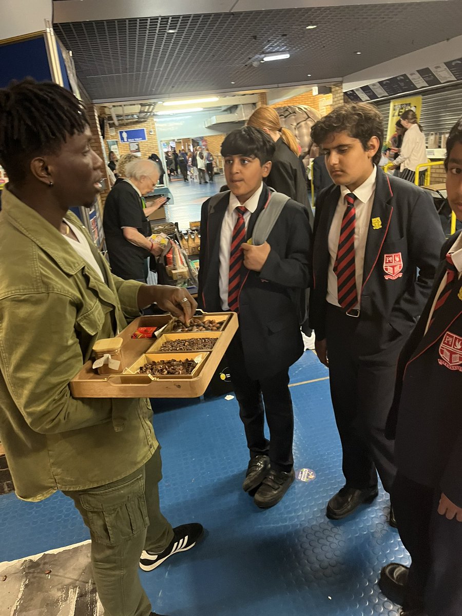 <a href="/PleckgateHigh/">PleckgateHighSchool</a> whilst Mrs Banks addressed the SLT CPD explaining the advantages of connections <a href="/UKSchoolsSusty/">UK Schools Sustainability Network (UKSSN)</a> students were independently investigating the marketplace 🌍💚 <a href="/Sch_ESD_Conf/">Sustainability Learning Conferences NW 💙</a> @CICNWconf
