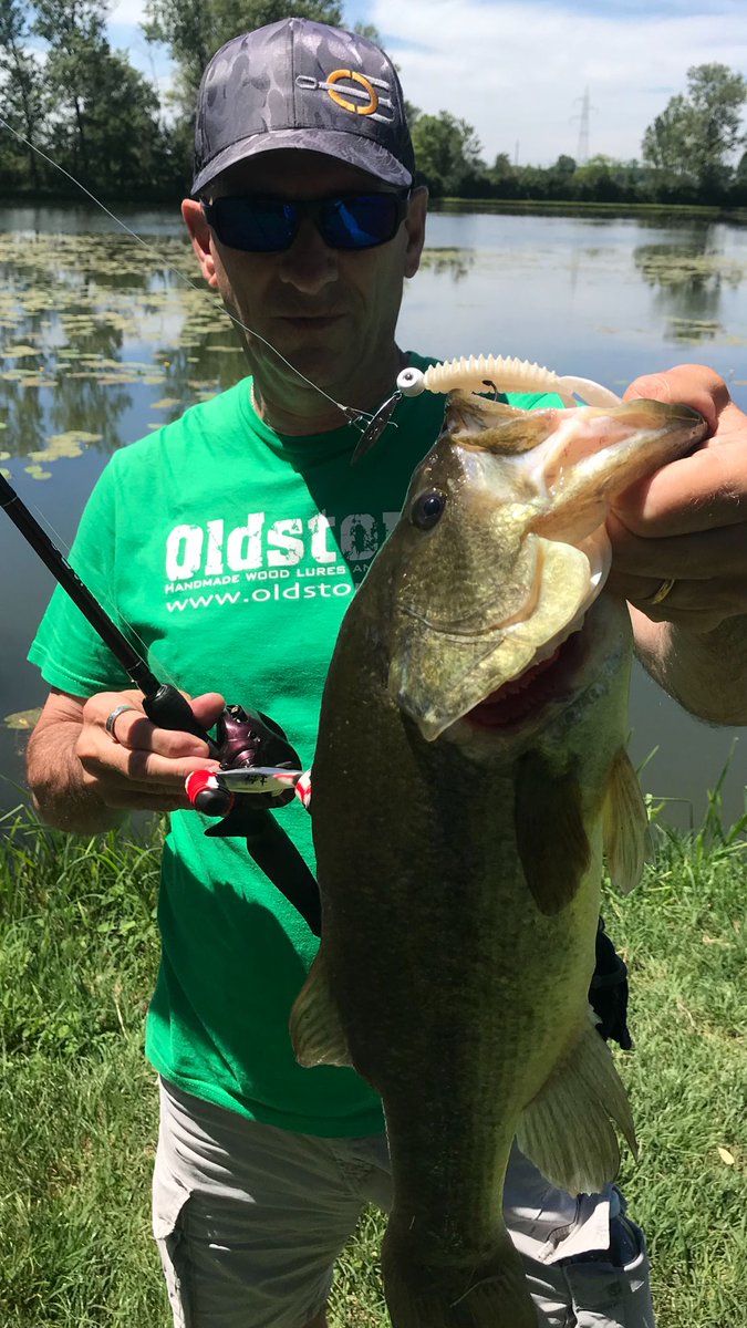 Oldstomp's tweet photo. Che @oscarbignotti sia bravo nella pesca è fuori discussione...e a noi piace pensare che la maglietta gli porti un pizzico di fortuna 😉😂😂😂
#oldstomp #fishingtackle #blackbass #bassfishing https://t.co/JrSphdsXnL