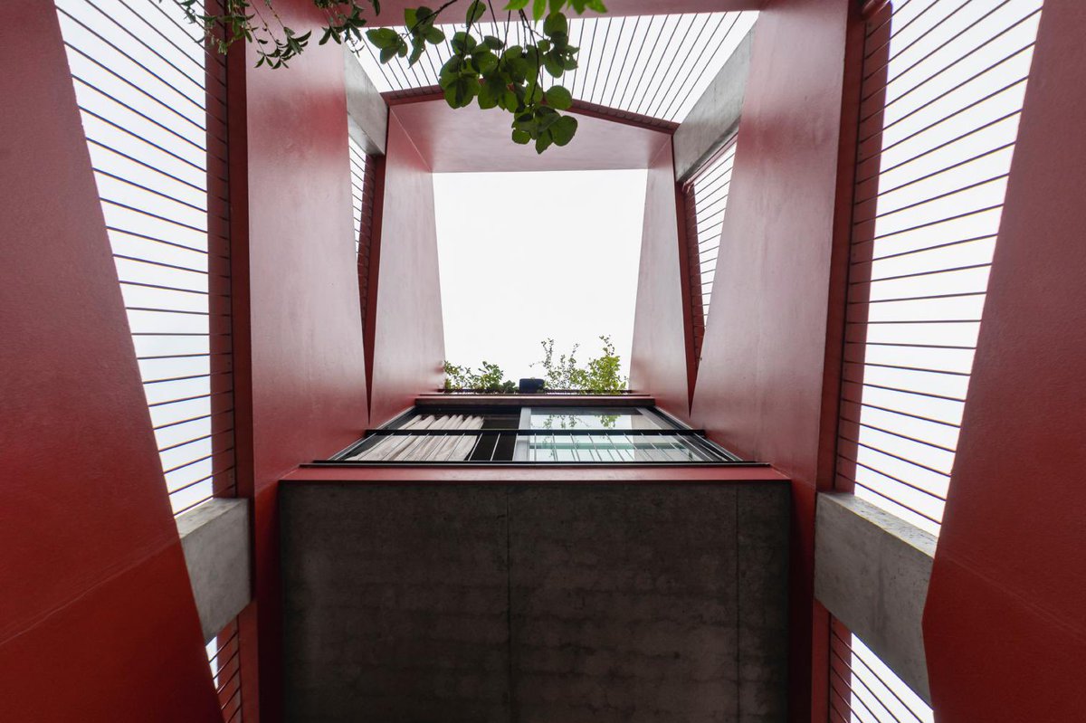 arquitect_viva's tweet photo. Casa KN en Hanói
Nghia-Architect
https://t.co/hxA2uIMfv9
La vivienda está concebida para las familias de dos hermanos, y situada en el casco histórico de Hanói, en un área que aún mantiene las cicatrices de los bombardeos más intensos del ejército estadounidense durante la guerra de Vietnam. Como consecuencia, la zona se reconstruyó rápidamente tras la guerra, con una intervención urbanística mínima, lo que dio lugar a callejones y pasajes estrechos, a menudo carentes de luz y ventilación naturales.
