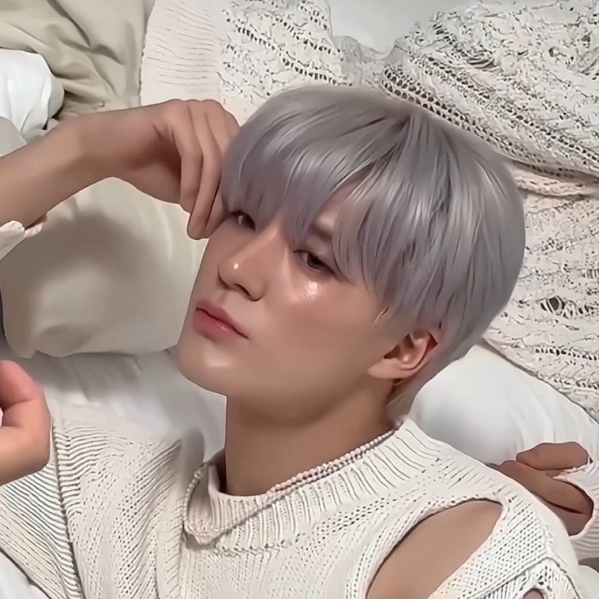 “ปะปี๊ไปหวีผม”
“ไปแค่เซเว่น”
“ทำดีๆค่ะ ปะปี๊มีแฟนเป็นดารานะ”
“จ้ะดารา”