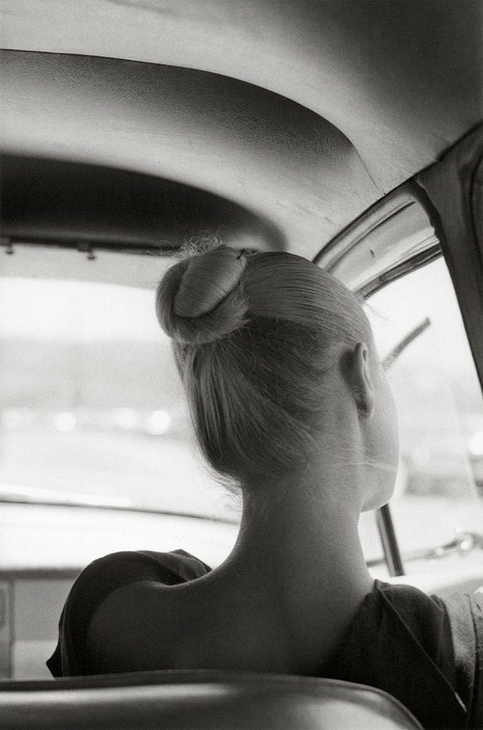 "Los soñadores los reconoces: son los que se sientan del lado de la ventana".  
Bernard Plossu
📷Saul Leiter
