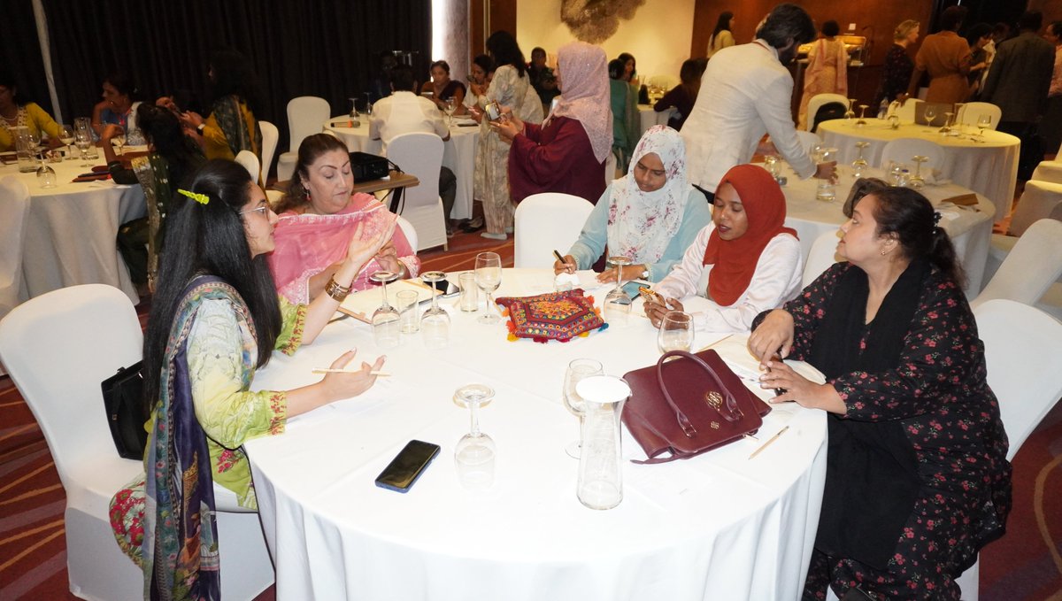 CLGF_News's tweet photo. 🌏 Amazing turnout with women's leaders from 🇧🇩 Bangladesh, 🇲🇻 Maldives, 🇵🇰 Pakistan, 🇳🇵 Nepal, and 🇮🇳 India, learning to leverage social media for profile building and effective campaigning! 💪 #LocalGov #DigitalLiteracy #SDG5 https://t.co/83Cel6VQwV