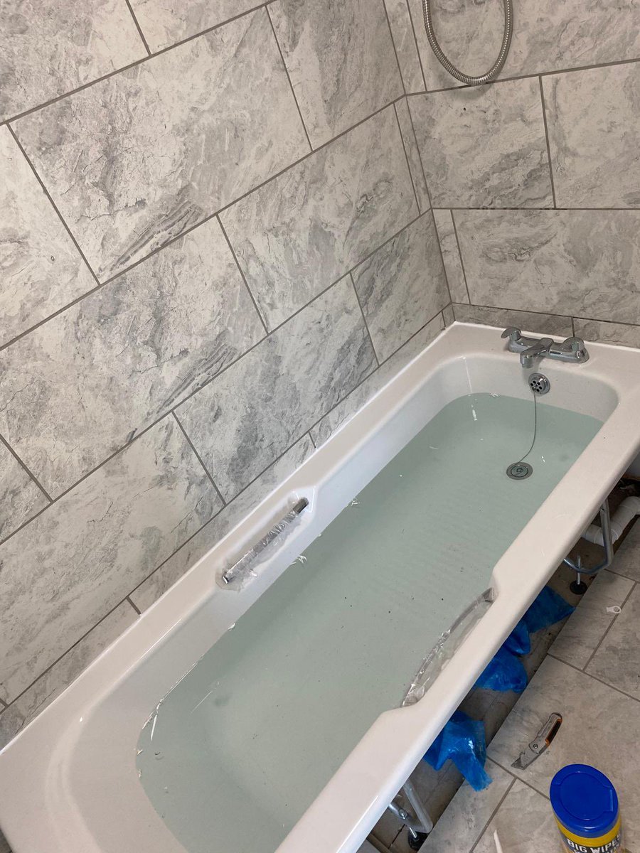 ReactiveLimited's tweet photo. A new shower and bath we have fitted ☺️ https://t.co/E56PabWWbz
