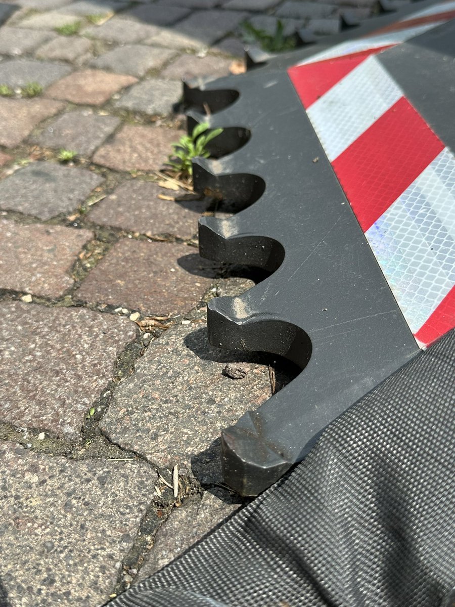 Liebe <a href="/stuttgart_stadt/">Stadt Stuttgart</a> 
Wer übernimmt hier Haftung bei Sach- und Personenschaden? <a href="/zweirat0711/">ZWEIRAT Stuttgart</a> <a href="/adfc_stuttgart/">ADFC Stuttgart</a> <a href="/VCDeV/">VCD</a> <a href="/CriticalMass_S/">criticalmassstuttgart@sueden.social</a> #fahrradstadtstuttgart
