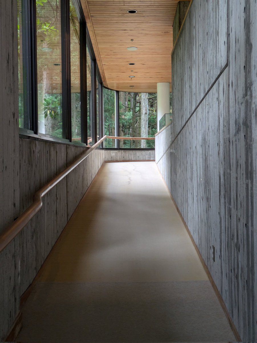 eriyori's tweet photo. 石川県林業試験場展示館
瀧光夫、1983

授業でたまたま訪れた建築。お、これは！とおもったら瀧光夫さん設計。京都工繊大で展示見てから、いつか体感したいと思っていた瀧建築におもわず出会う。また行こう。 https://t.co/AurgH0CBgD