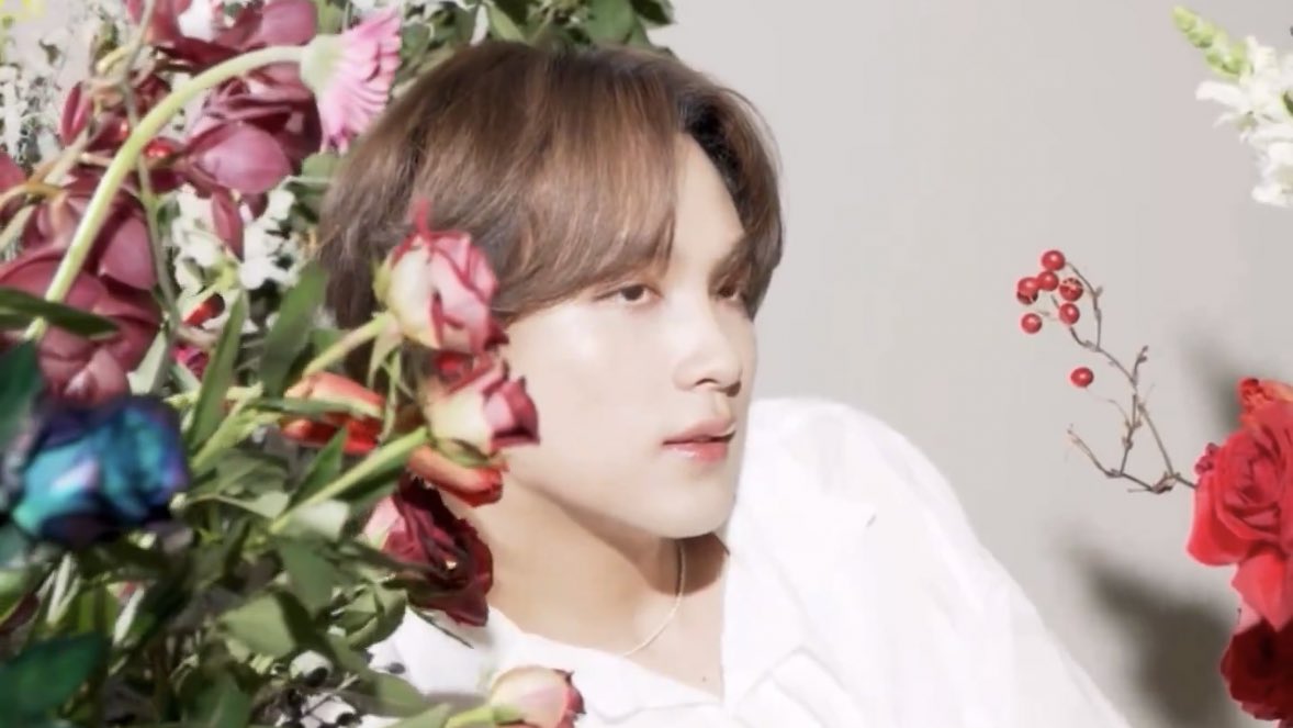 hyeokfs's tweet image. he’s so pretty like the flowers &amp;lt;3