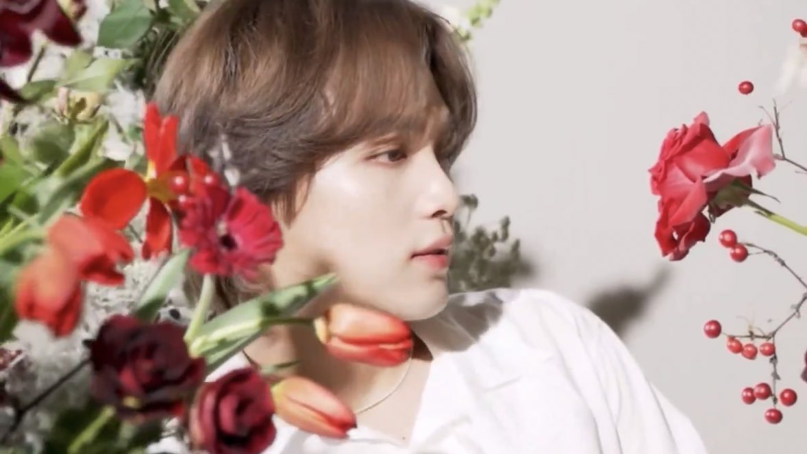 hyeokfs's tweet image. he’s so pretty like the flowers &amp;lt;3