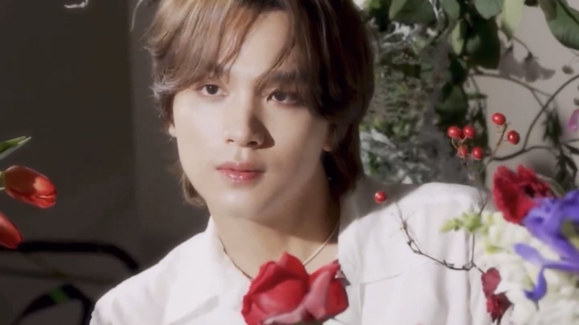 hyeokfs's tweet image. he’s so pretty like the flowers &amp;lt;3