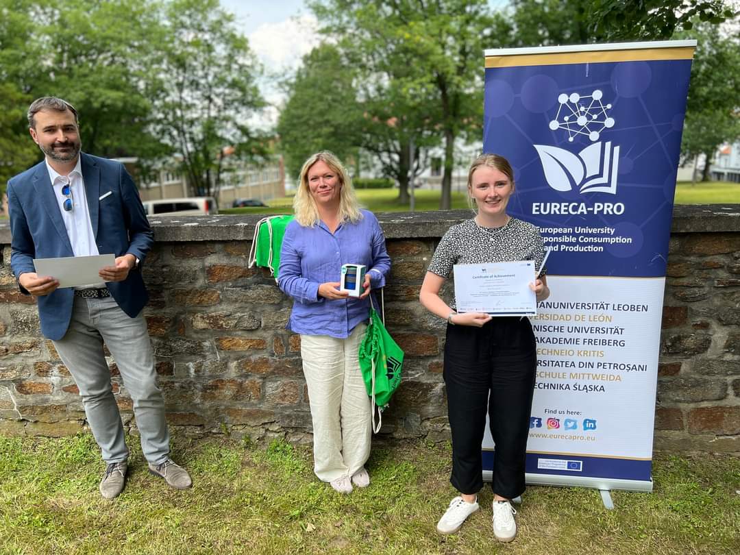 One of the biggest highlights of academia is working with talented and enthusiastic students. Congratulations <a href="/MagdaGwozdz_/">Magdalena Gwóźdź</a> for winning the prize for the best research during the 18th Freiberg Colloquium of Young Researchers!🏆 <a href="/EurecaPro/">EURECA-PRO</a> #Sustainability #cleanenergy 🌱🧪