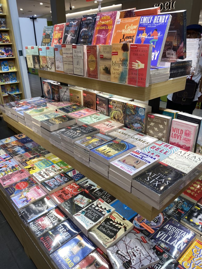 alleisdying's tweet photo. bookstores are just aesthetically pleasing https://t.co/BKs0evzpUH