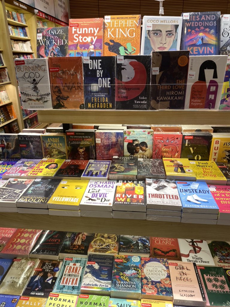 alleisdying's tweet photo. bookstores are just aesthetically pleasing https://t.co/BKs0evzpUH