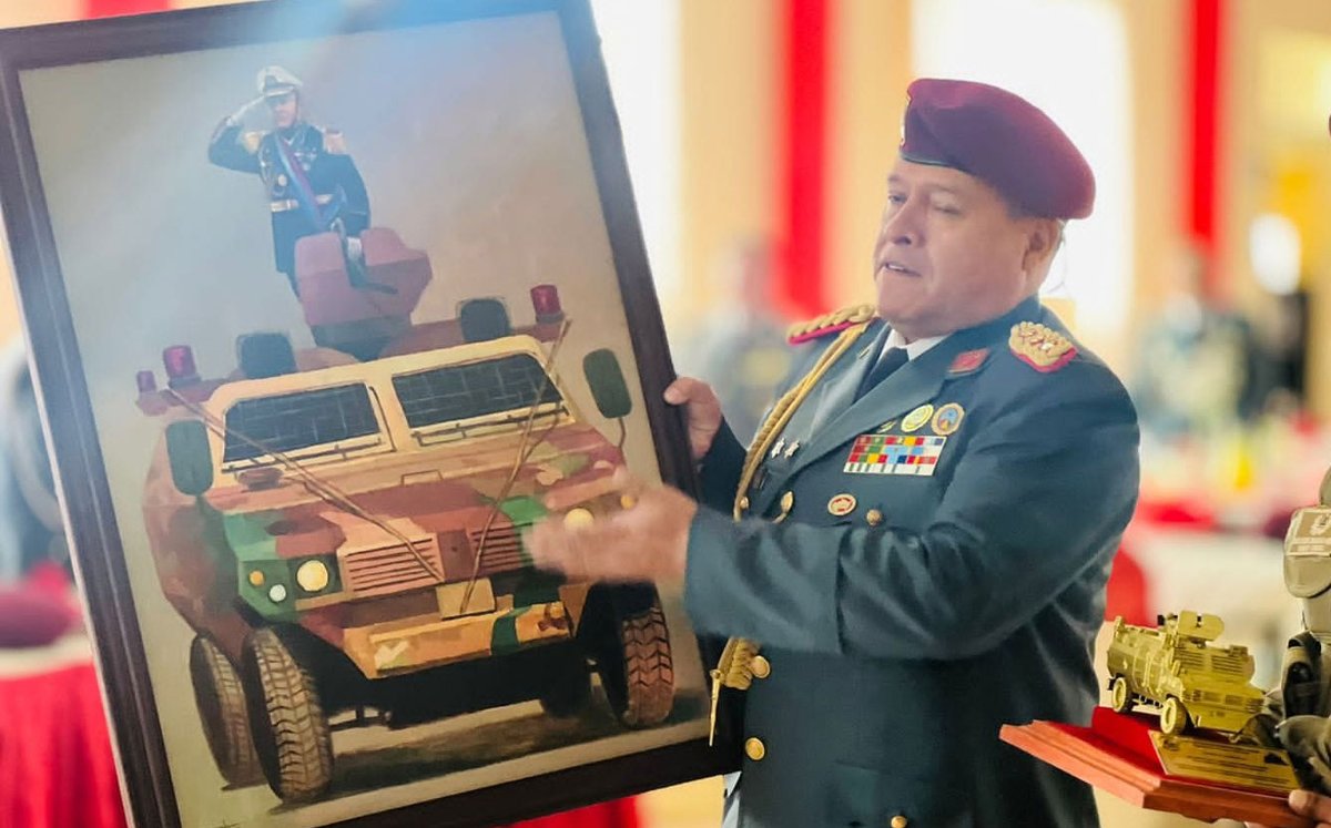 AlturaMulti2223's tweet photo. #DeÚltimo 
General Zúñiga se hacía llamar el ‘general del pueblo’, se convirtió en el militar que quiso dar un golpe de estado
https://t.co/a2dFEz2Ton https://t.co/rc6AwKvi1s