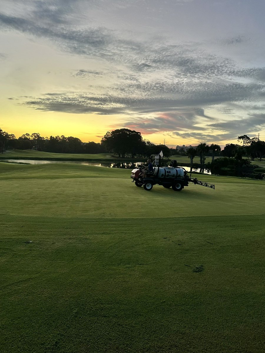 BillBillbeasley's tweet photo. A little foliar love this morning @HawksGolf @wescoturf @TrigonTurf @joshwaring1977 https://t.co/ZTt2EtRWtM