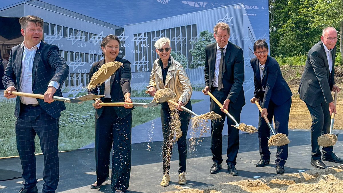 Der erste Spatenstich für den Neubau des <a href="/DLR_de/">DLR_de</a> in Zittau ist erfolgt.
Heute Nachmittag feiern wir gemeinsam das neue Forschungs-Schwergewicht mit einem großen Wissenschaftsfest auf dem Marktplatz. Kommt gerne vorbei beim DLR_Science_Day! <a href="/Sogehtsaechsi/">So geht sächsisch.</a> <a href="/MPKretschmer/">Michael Kretschmer</a>