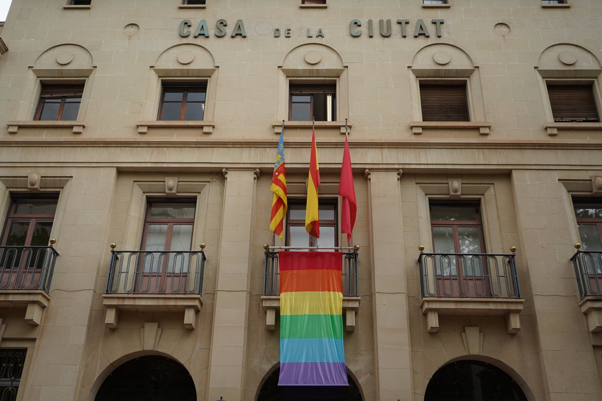 🌈Xàtiva s'engalana amb els colors de la diversitat per celebrar l'Orgull 2024.

🏳️‍🌈Tòtems al passeig de l'Albereda, la bandera LGTBI al balcó de l'Ajuntament i pancartes al carrer.

🙌Feliç Dia de l'Orgull a totes i tots!