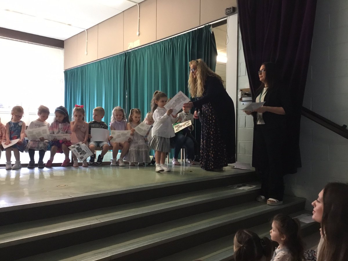 wlstnicholasps1's tweet photo. We all had a lovely day at our annual moving on ceremony/garden party. It was wonderful to share the children’s success with everyone. A huge thank you to everyone and to the DiVito family for supplying us with delicious pizza’s for the occasion. #ELCstnics #DiVitos https://t.co/1TFntsyBTV